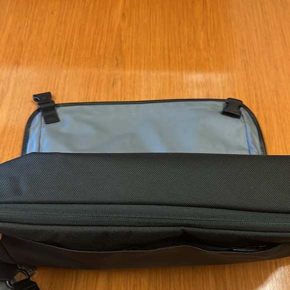 Tumi Alpha 2 Messanger Style Expandable Laptop Bag - Picture 9 of 16